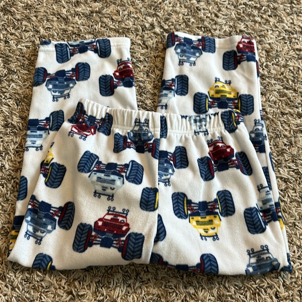 Like new fleece Carter’s size 5 fleece pajamas. 3 - Picture 4 of 5